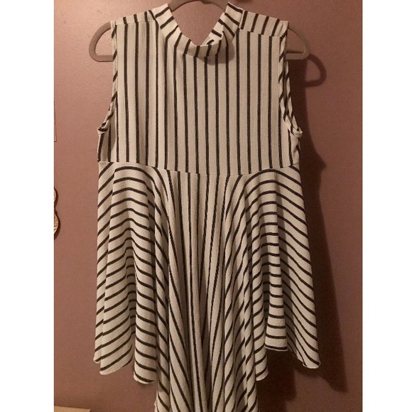 White / Black Sleeveless Blouse - Picture 4 of 4